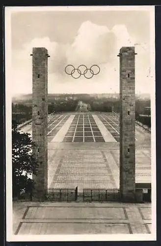 AK Berlin, Reichssportfeld, Olympia-Ringe, Blick von der Deutschen Kampfbahn durch das Osttor