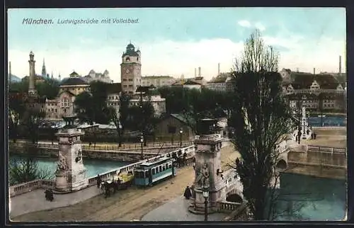 AK München, Strassenbahn auf Ludwigsbrücke, Blick auf Volksbad