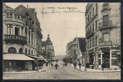 AK Troyes, Rue de la République, Strassenpartie mit Strassenbahn