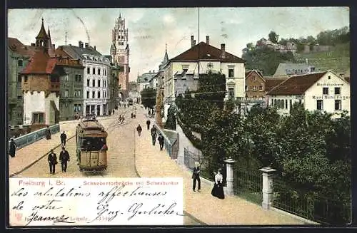 AK Freiburg /Br, Schwabentorbrücke mit Schwabentor, Strassenbahn