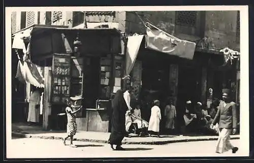 AK Cairo, Einwohner vor einem Geschäft