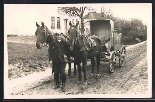 Foto-AK Zweispännige Pferdekutsche auf einer Strasse