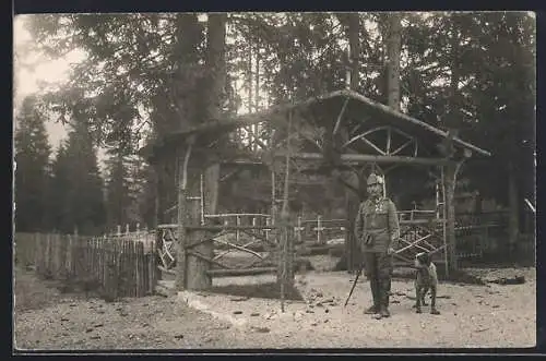 Foto-AK Jäger mit seinem Jagdhund bei einem Unterstand