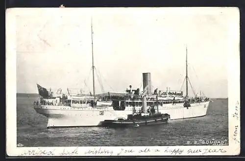 AK Passagierschiff SS Soudan auf dem Meer mit einem Schlepper