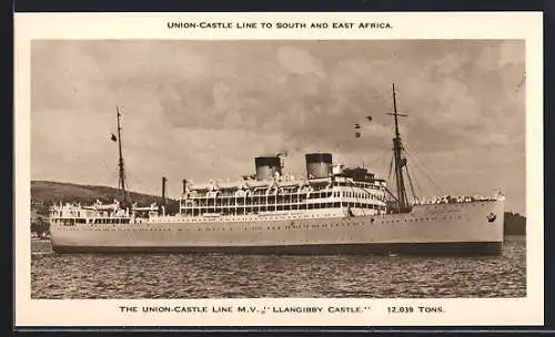 AK Passagierschiff MV Llangibby Castle vor der Küste, Union-Castle Liner