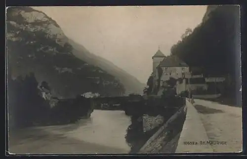 AK St. Maurice, Uferpartie mit Bergen
