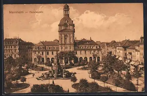 AK Mannheim, Blick auf den Paradeplatz mit umliegenden Gebäuden und Passanten