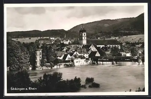 AK Säckingen a. Rhein, Blick auf die Stadt, den Turm am Ufer und die Kirche