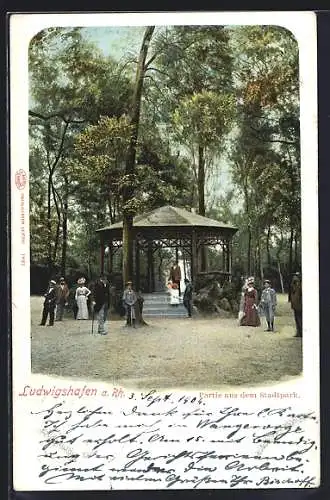 AK Ludwigshafen a. Rh., Partie aus dem Stadtpark und Passanten
