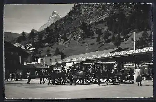 AK Zermatt, Pferdekutschen vor dem Bahnhof