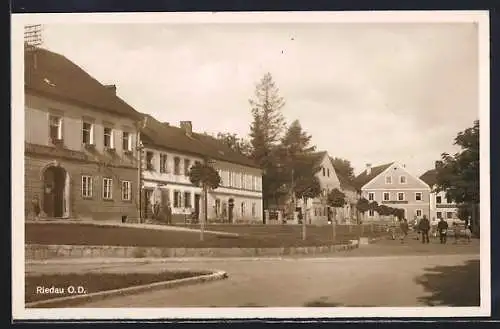 AK Riedau /O. D., Strassenpartie mit Anwohnern