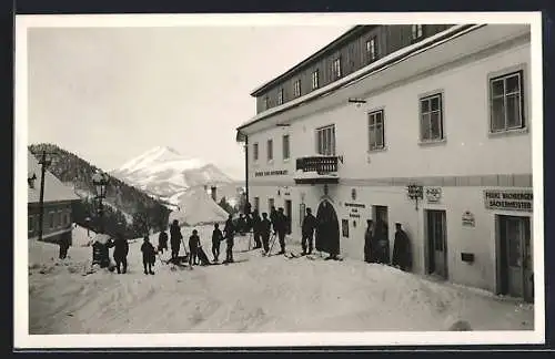 AK Annaberg an der Mariazellerbahn, Hotel-Pension Alpenheim Annaberg mit Skifahrern, Ötscher