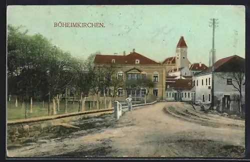 AK Böheimkirchen, Strassenpartie mit Kirche