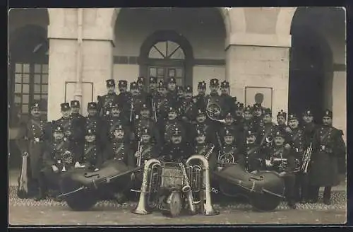 Foto-AK Französische Soldaten einer Militärkapelle in Uniformen, Gruppenbild