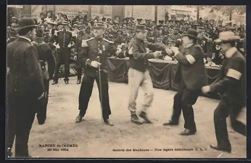 AK Marche de l`Armee, Galerie des Machines, Une legere defaillance 1904