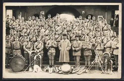 Foto-AK Französische Soldaten einer Militärkapelle in Uniform, Gruppenbild