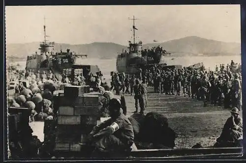 AK St-Raphael, De Sienne a Belfort, Débarquement des troupes francaises sur la plage