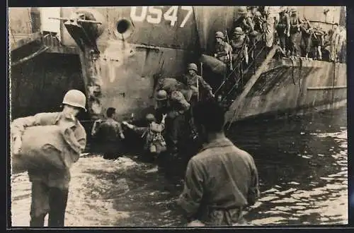 AK De Sienne A Belfort, Les troupes francaises debarquent a St-Raphael, französische Soldaten beim Anlanden im Hafen