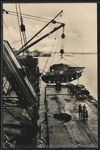 AK De Tunis a Sienne, Débarquement dans un port Italien d`éléments blindés francais