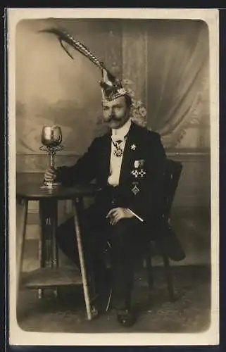 Foto-AK Berlin-Schöneberg, Karneval 1913 /14, Vorsitzender eines Karnevalsordens mit Narrenkappe