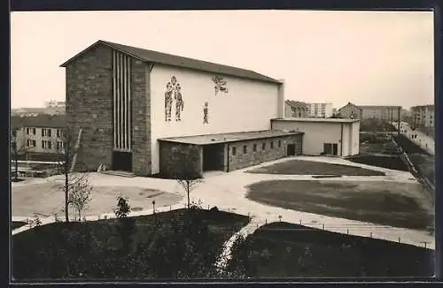 Foto-AK Zuffenhausen /Stuttgart, Dreifaltigkeitskirche in der Rotwegsiedlung