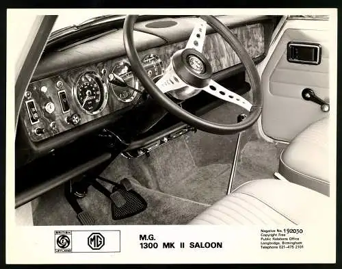 Fotografie Auto British Leyland MG 1300 MK II Saloon, Cockpit, Armaturen, Werkfoto