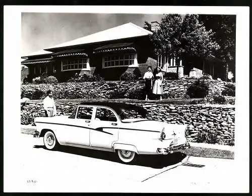 Fotografie Auto Ford Customline, US-Car, junge Frauen betrachten Limousine, Werkfoto