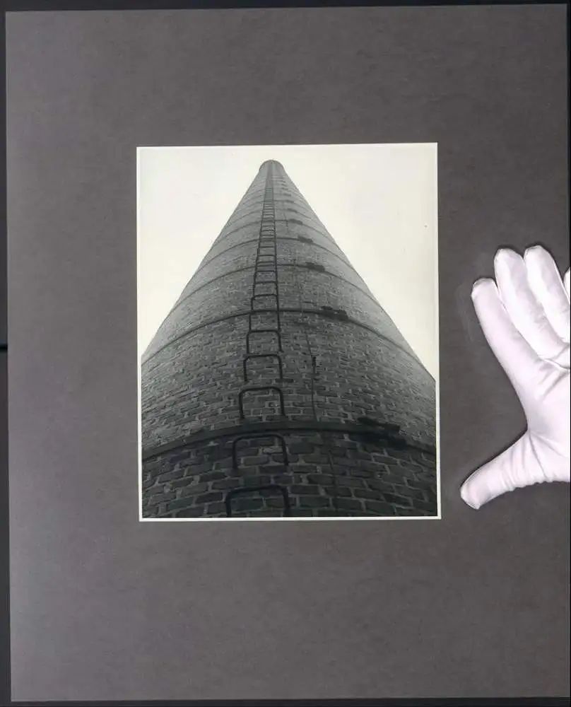 Fotografie Albert Renger-Patzsch, Industrie-Schornstein Nr. 5512, Neue Sachlichkeit, Rückseite Stempel Folkwang Verlag 0