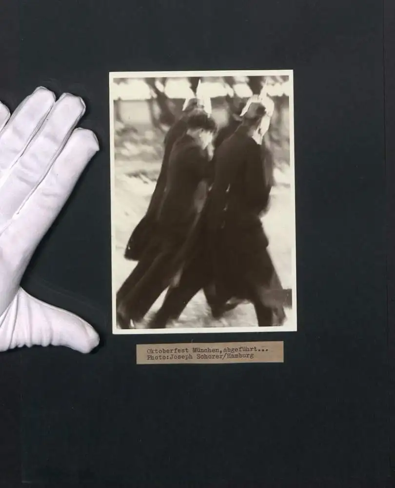 Fotografie Joseph Schorer, Hamburg, Oktoberfest München, abgeführt Polizisten führen Mann ab, Maja Isolde Heya Stempel 0