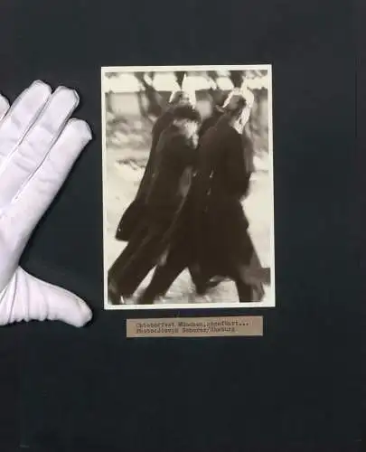 Fotografie Joseph Schorer, Hamburg, Oktoberfest München, abgeführt Polizisten führen Mann ab, Maja Isolde Heya Stempel