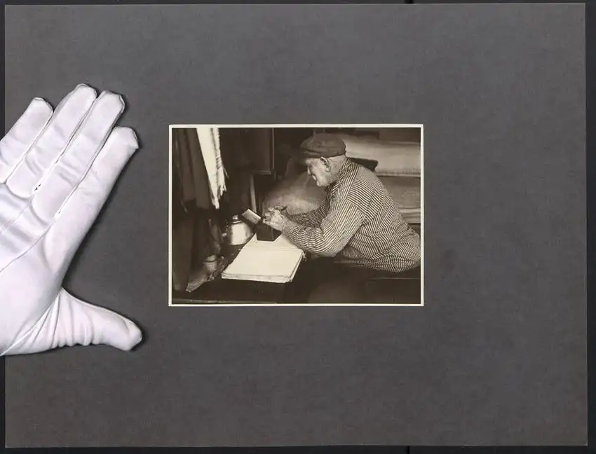 Fotografie Joseph Schorer, Hamburg, Seemann-Armenheim, alter Seemann stopft seine Pfeife, Stempel Maja Isolde Heya 0
