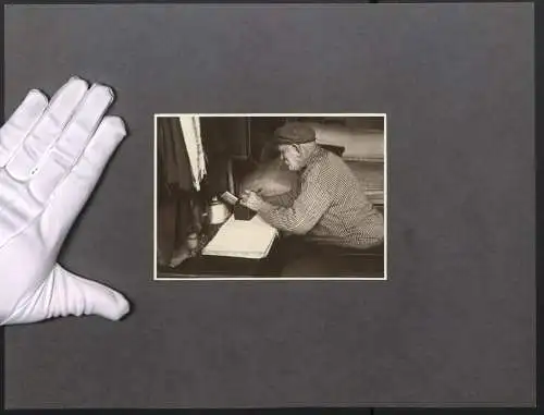 Fotografie Joseph Schorer, Hamburg, Seemann-Armenheim, alter Seemann stopft seine Pfeife, Stempel Maja Isolde Heya