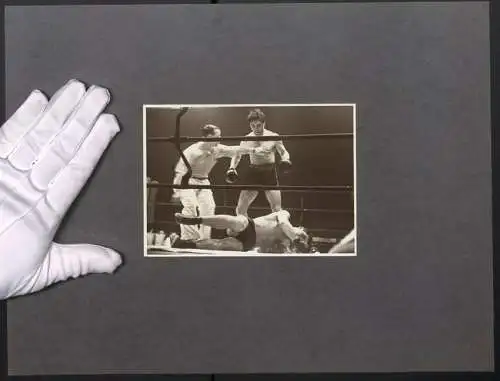 Fotografie Joseph Schorer, Hamburg, Max Schmeling im Boxkampf gegen Joe Louis, Stempel Maja Isolde Heya Rückseite