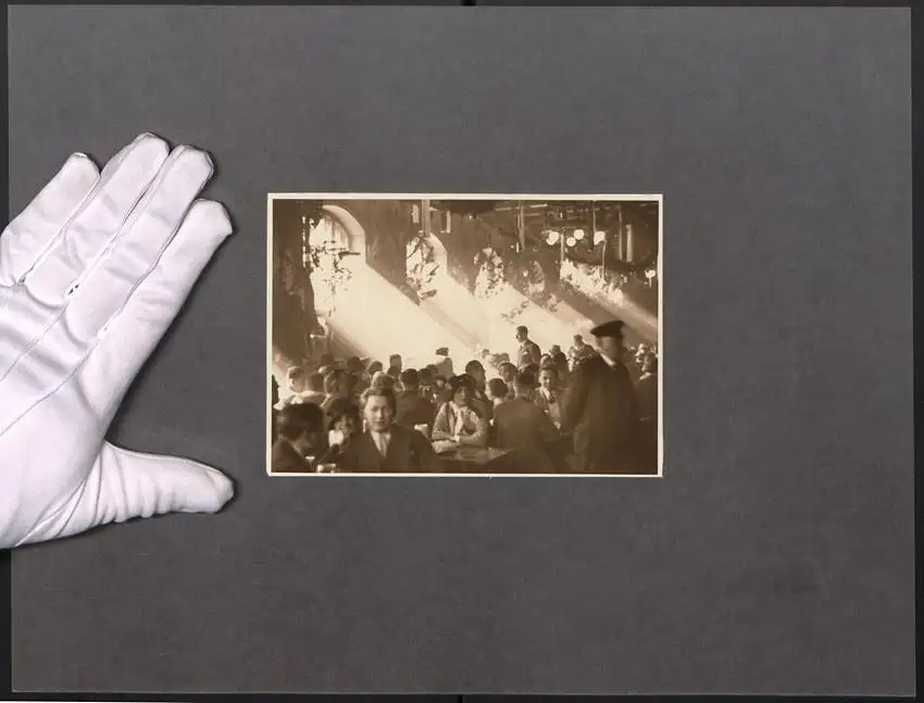 Fotografie Joseph Schorer, Hamburg, Ansicht München, Hofbräuhaus München, Sonnenstrahlen durfluten das Hofbräuhaus 0