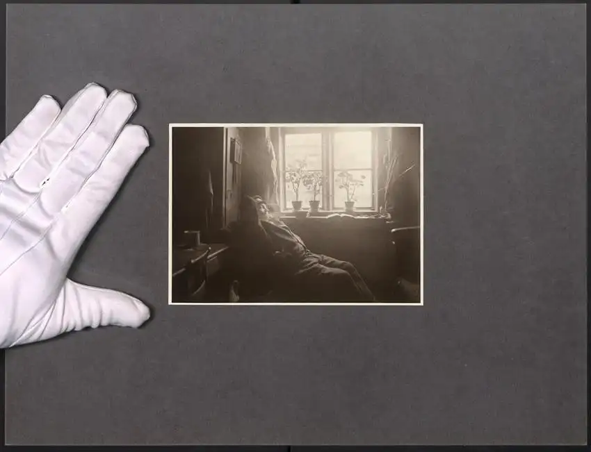 Fotografie Joseph Schorer, Hamburg, Ansicht Hamburg, Seemann-Armenheim, Seemann in seiner Stube, Maja Heya Stempel 0