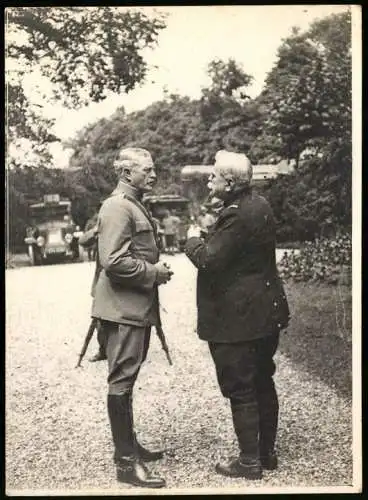 Fotografie unbekannter Fotograf und Ort, Joseph Joffre und John J. Pershing Oberbefehlshaber der franz. & amerik. Armee