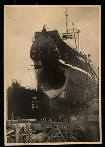 Fotografie unbekannter Fotograf und Ort, Walfangschiff C. A. Larsen mit geöffneter Luke im Dock