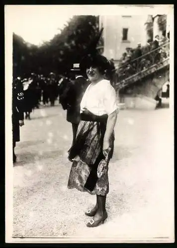 Fotografie Societe des Nouveautes Textiles, Paris, Dame in weisser Bluse mit gemustertem Rock und Handtasche