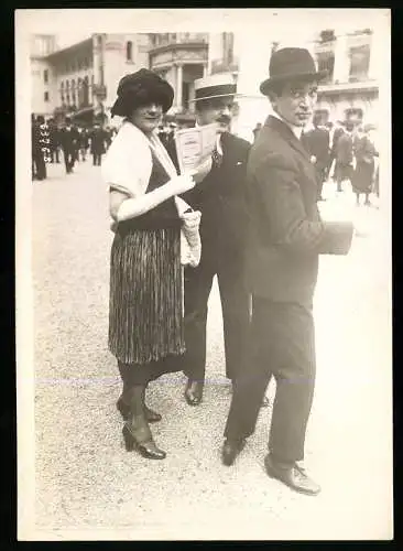 Fotografie Societe des Nouveautes Textiles, Paris, junge Französin im Kleid mit Pelzstole und Handtasche