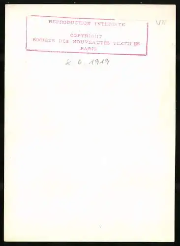 Fotografie Societe des Nouveautes Textiles, Paris, junge Französin im Kleid mit Pelzstole und Handtasche