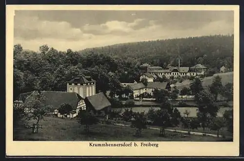 AK Krummenhennersdorf b. Freiberg, Blick auf den Ort mit Berg im Hintergrund