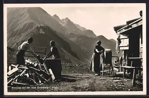 AK Einödberg i. Allgäu, Werktag auf der Alpe, drei Arbeiter