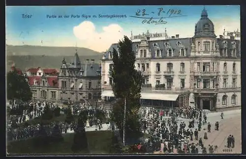 AK Trier, Strassenpartie an der Porta Nigra mit Sonntagskonzert