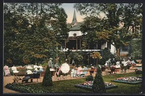 AK Badenweiler, Partie im Kurpark mit Passanten