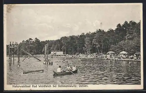 AK Schmannewitz /Dahlen, Wasserblick auf das Naturwaldbad Bad Waldteich mit Besuchern