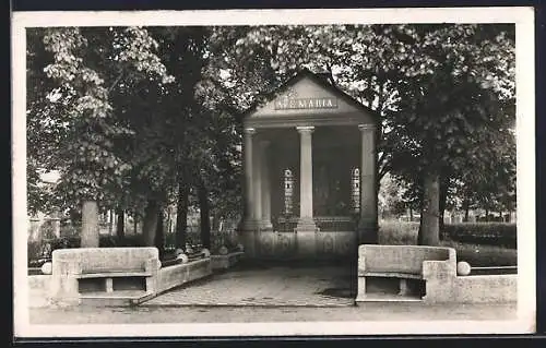 AK Merzig, Blick auf die Marienkapelle umgeben von Bäumen