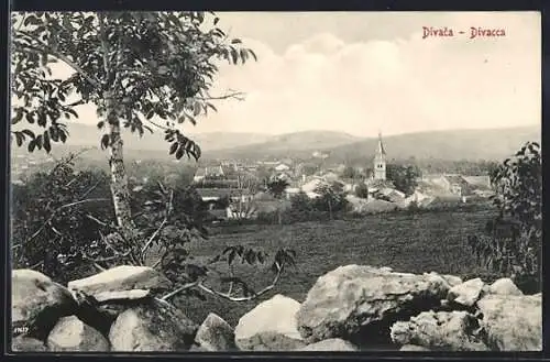 AK Divacca, Ortsansicht aus der Ferne, mit Bergpanorama
