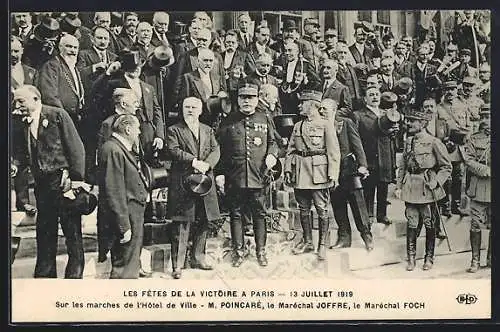 AK Paris, Siegesparade / Fete de la Victoire, Sur les marches de l`Hotel de Ville, Poincare, le Marechaux Joffre et Foch