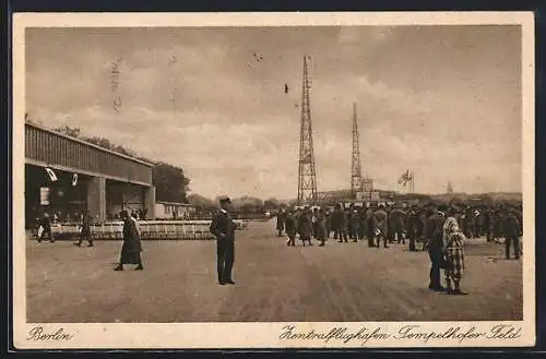 AK Berlin, Zentralflughafen Tempelhof, bei den Hangars