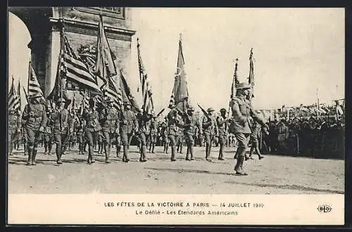 AK Paris, Siegesparade / Fete de la Victoire, Le Defile, Les Etendards Americains